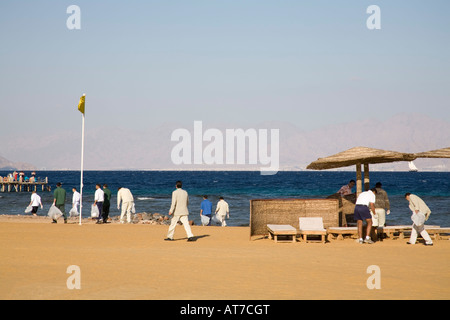 Taba Heights Sinai Egitto Nord Africa Febbraio un gruppo di hotel dipendenti cucciolata il prelievo sulla spiaggia Foto Stock