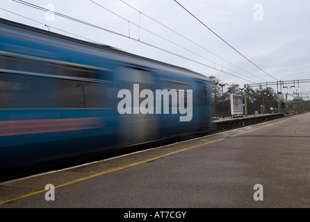 Il treno Stansted Express velocità attraverso Harlow Town Railway Station su esso s percorso da Londra Stansted di Londra Foto Stock