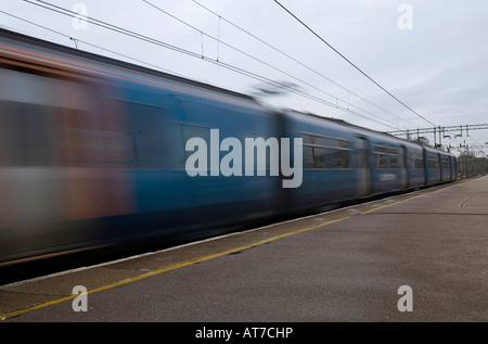 Il treno Stansted Express velocità attraverso Harlow Town Railway Station su esso s percorso da Londra Stansted di Londra Foto Stock