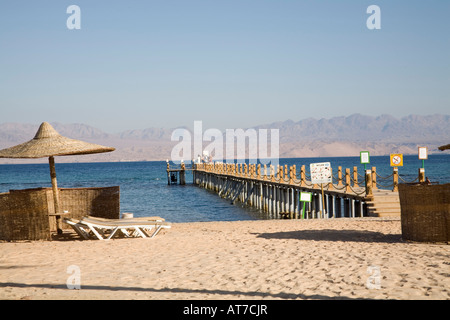 Taba Heights Sinai Egitto Nord Africa Febbraio cercando lungo un pontile in legno su tutto il golfo di Aqaba Foto Stock