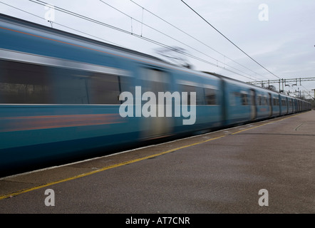 Il treno Stansted Express velocità attraverso Harlow Town Railway Station su esso s percorso da Londra Stansted di Londra Foto Stock