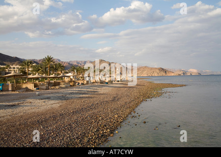 Taba Heights Sinai Egitto Nord Africa Febbraio vista lungo il litorale pietroso di fronte all'hotel Foto Stock