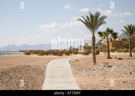 Taba Heights Sinai Egitto Nord Africa Febbraio la pista da jogging di fronte all'hotel di questo complesso alberghiero Foto Stock