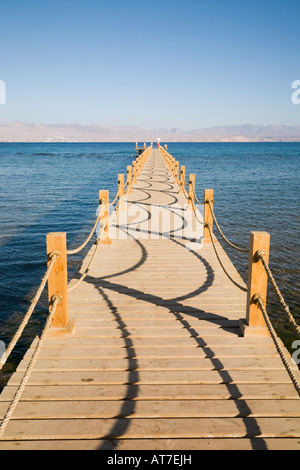 Pontile in legno in Mar Rosso nel tardo pomeriggio di sole Taba Heights Sinai Egitto Foto Stock