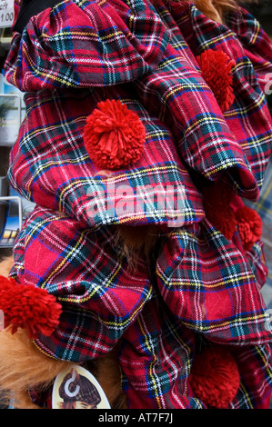 Scozzesi tradizionali cappelli tartan per la vendita in Kings Road, Edimburgo Foto Stock