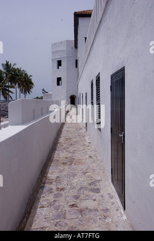 Passeggiata lungo la parte esterna del San George Castle Elmina (castello), un ex schiavo fortezza e Sito del Patrimonio Mondiale dell'UNESCO. Foto Stock