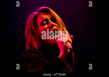 Cerys Matthews ex cantante con Catatonia sul palco a Aberystwyth Arts Center 17 Febbraio 2008 Foto Stock