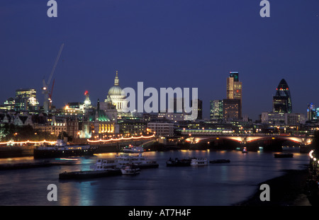 Sera colpo da Waterloo Bridge oltre il Tamigi guardando la cattedrale di St Paul Foto Stock