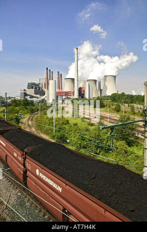 Impianto di alimentazione a Frimmersdorf in Germania per la produzione di energia elettrica. Di fronte i carri con carbone marrone Foto Stock