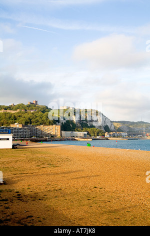 La spiaggia di Dover, Kent con il castello in background Foto Stock