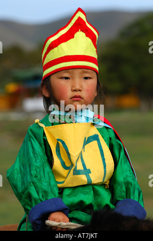 4 anno vecchia ragazza su un cavallo che partecipano in corse a cavallo del festival Naadam Mongolia Foto Stock