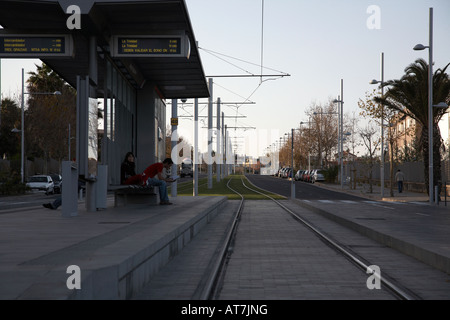 Persone in attesa a la cuesta fermata del tram in serata sulla nuova linea di tram della tranvia de tenerife dirigendosi verso la Trinidad Foto Stock