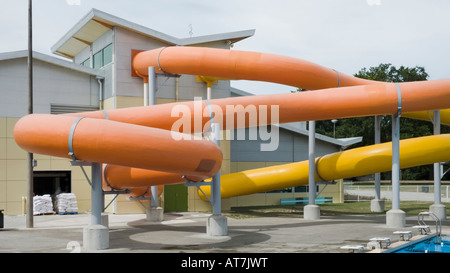 Il Lido piscina Palmerston North Nuova Zelanda vista posteriore dell'edificio che mostra gli scivoli d'acqua Foto Stock