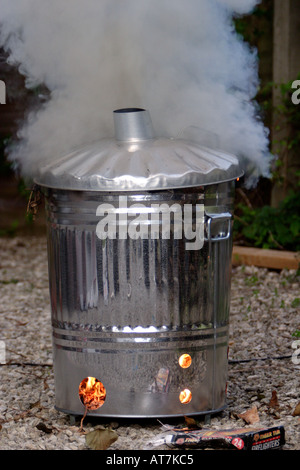 Un giardino falò inceneritore o fumatori giardinaggio bruciando i rifiuti e  rifiuti. Gli incendi nel giardino di liberarsi dei giardinieri cestino e  talee. Bidone della spazzatura Foto stock - Alamy