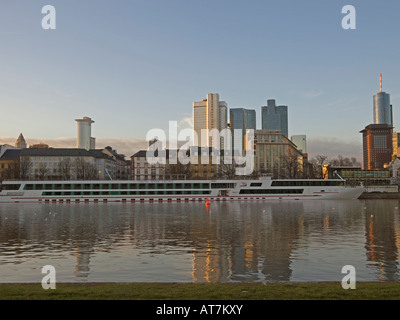 Nave per crociere fluviali sul fiume Main nella parte anteriore delle moderne torri di uffici e case antiche al river bank street Untermainkai Foto Stock