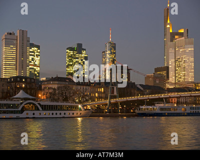 Il fiume principale in luce della sera con il ponte Holbeinsteg con skyline alleggerita con Bank office towers in background Foto Stock