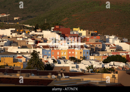 Tipica canaria immobili appartamenti al di sotto delle colline a la cuesta Tenerife Canarie Spagna Foto Stock