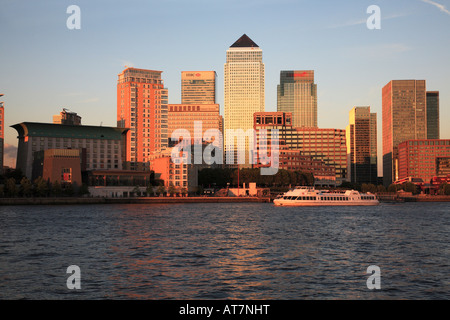 Canary Wharf da Banca del sud del fiume Tamigi nel tardo pomeriggio di sole. Foto Stock
