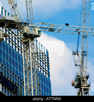 Londra immobiliari Costruzione di vetro edificio in acciaio office corporate gru paranco sfruttare Foto Stock