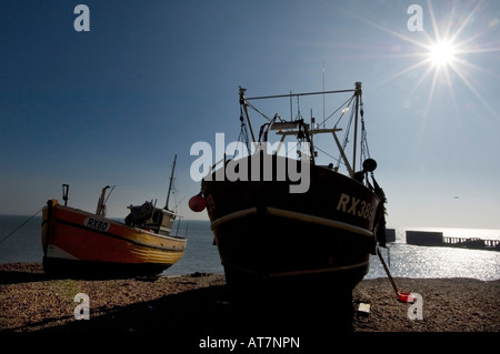 Barche da pesca si appoggiano su Hastings beach dopo una mattina la pesca Foto Stock