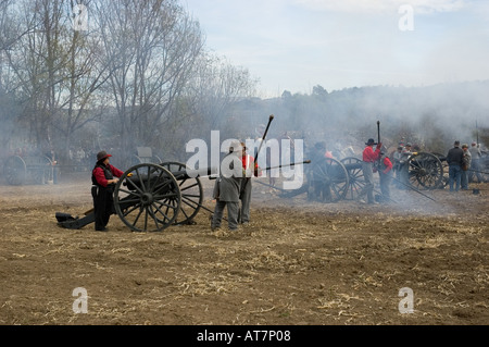 Formazione Cannonners pronto a far fuoco il cannone a guerra civile Rievocazione Storica evento Foto Stock