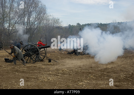 Formazione Cannonners pronto a far fuoco il cannone a guerra civile Rievocazione Storica evento Foto Stock