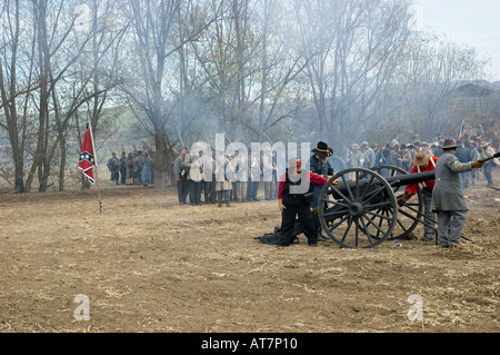 Formazione Cannonners pronto a far fuoco il cannone a guerra civile Rievocazione Storica evento Foto Stock