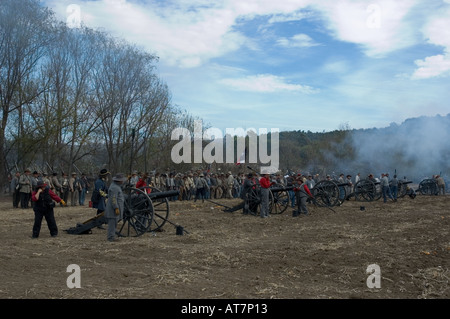 Formazione Cannonners pronto a far fuoco il cannone a guerra civile Rievocazione Storica evento Foto Stock
