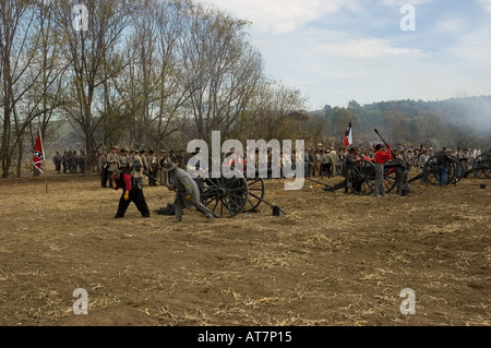 Formazione Cannonners pronto a far fuoco il cannone a guerra civile Rievocazione Storica evento Foto Stock