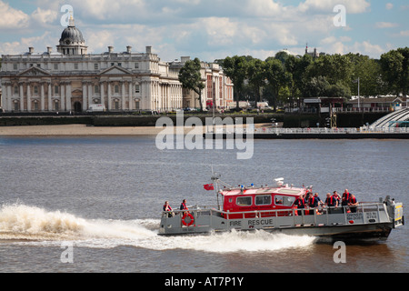 Londra Vigili del fuoco fuoco e la barca di salvataggio sul Fiume Tamigi con la Old Royal Naval College di Greenwich. Foto Stock