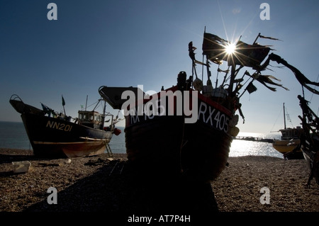 Barche da pesca a terra sulla spiaggia di Hastings in Sussex al crepuscolo Foto Stock