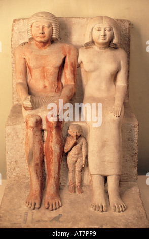 Pietra scolpita modello di uno sconosciuto un uomo e di una donna con un bambino al Museo Egizio del Cairo in Egitto Foto Stock