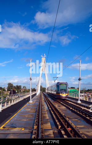 Attraversamento del tram Luas bridge, Dundrum, Dublino, Irlanda. Foto Stock