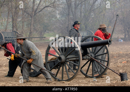 Formazione Cannonners pronto a far fuoco il cannone a guerra civile Rievocazione Storica evento Foto Stock