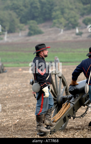 Formazione Cannonners pronto a far fuoco il cannone a guerra civile Rievocazione Storica evento Foto Stock