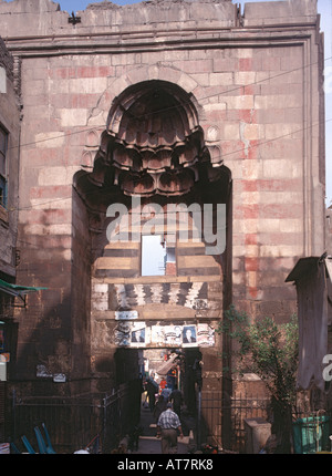 Porta esterna, la moschea di Qausun, Il Cairo, Egitto Foto Stock