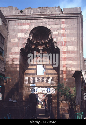 Porta esterna, la moschea di Qausun, Il Cairo, Egitto Foto Stock