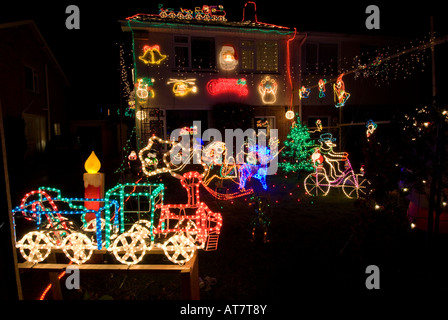 Una casa ornato e decorato con festa di Natale luci, Oxfordshire, Inghilterra, UK, Regno Unito Foto Stock