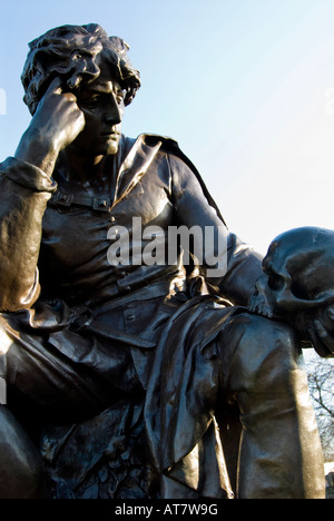 Una statua di frazione tenendo il teschio di Yorick, Stratford upon Avon, Warwickshire, Inghilterra, Regno Unito. Foto Stock