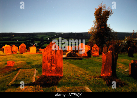 Vista notturna cimitero. Widecombe in moro,Dartmoor Devon Foto Stock