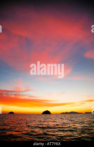 Tramonto sul Mare delle Andamane e rettilinei di Malacca, Thailandia Foto Stock