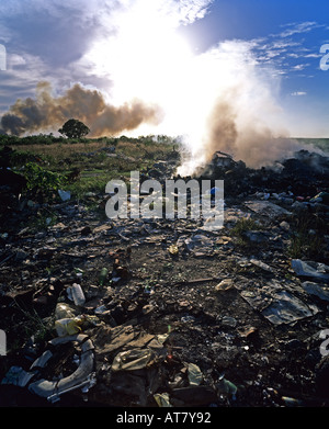 Discarica e il fuoco sotto le ceneri di fumo, Guadalupa, French West Indies Foto Stock