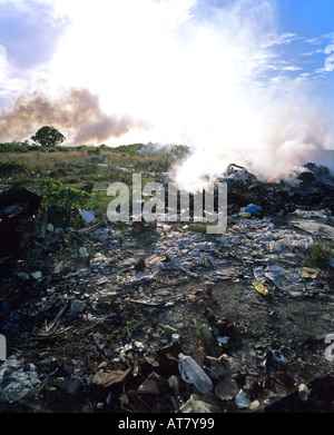 Discarica e il fuoco sotto le ceneri di fumo, Guadalupa, French West Indies Foto Stock