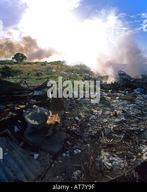 Discarica e il fuoco sotto le ceneri di fumo, Guadalupa, French West Indies Foto Stock