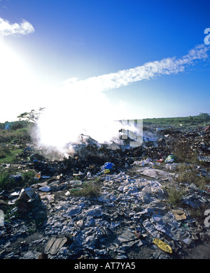 Discarica e il fuoco sotto le ceneri di fumo, Guadalupa, French West Indies Foto Stock