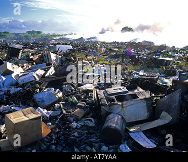 Discarica e il fuoco sotto le ceneri di fumo, Guadalupa, French West Indies Foto Stock