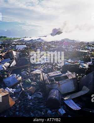 Discarica e il fuoco sotto le ceneri di fumo, Guadalupa, French West Indies Foto Stock