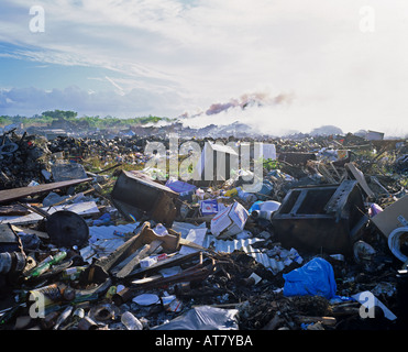 Discarica e il fuoco sotto le ceneri di fumo, Guadalupa, French West Indies Foto Stock