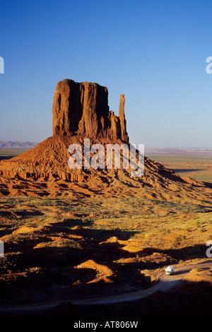 RV sotto la guida Monument Valley Mitten, Utah Foto Stock