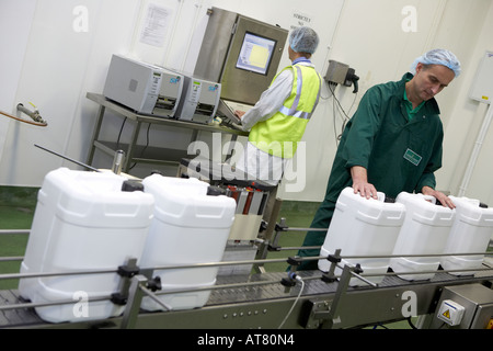 Alla rinfusa i contenitori di liquido sulla linea di produzione Foto Stock